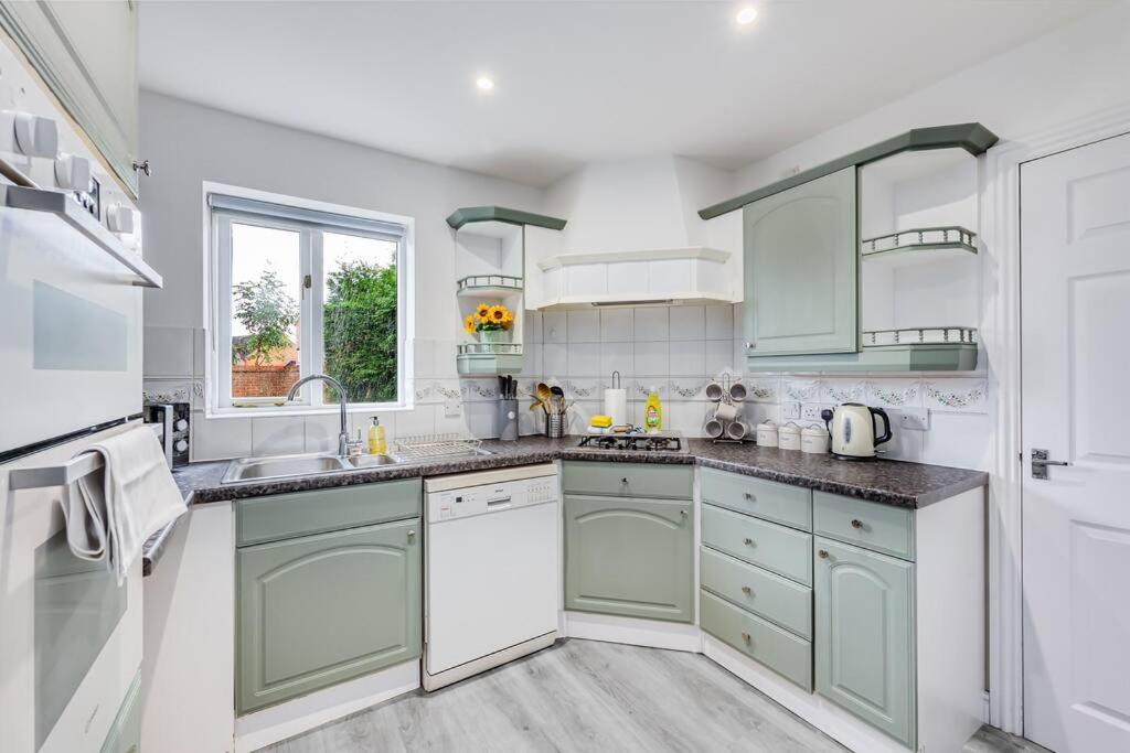 Stylish Detached House - Close To City Centre - Sleeps Up To 7 - Driveway Parking, Self Check-In, Study Room, Fast Wifi And Sky Tv By Yoko Property Milton Keynes Eksteriør bilde