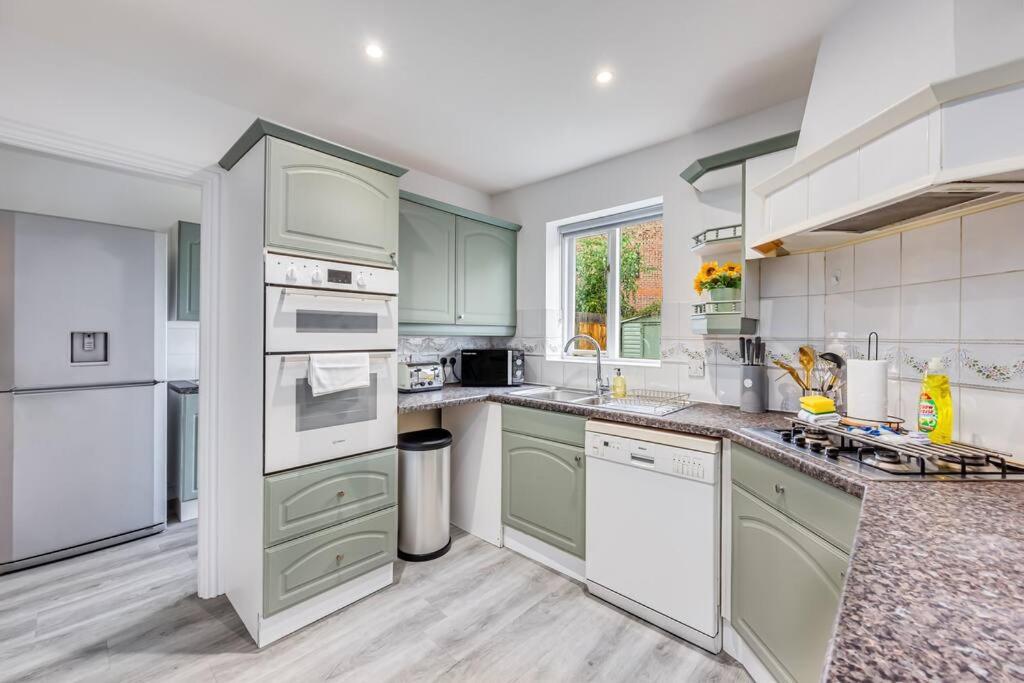 Stylish Detached House - Close To City Centre - Sleeps Up To 7 - Driveway Parking, Self Check-In, Study Room, Fast Wifi And Sky Tv By Yoko Property Milton Keynes Eksteriør bilde