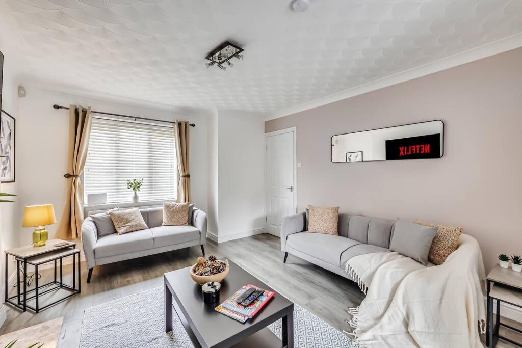 Stylish Detached House - Close To City Centre - Sleeps Up To 7 - Driveway Parking, Self Check-In, Study Room, Fast Wifi And Sky Tv By Yoko Property Milton Keynes Eksteriør bilde